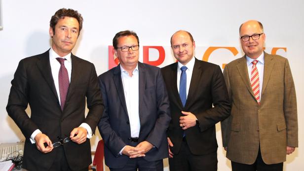 LR Darabos (2.v.li.) mit Anwälten Alexander Sporn, und Johannes Wutzlhofer sowie Wirtschaftsprüfer Richard Kohlhauser