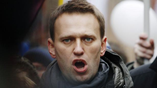 Alexej Nawalny, Schöpfer des Slogans von der Putin-Partei als &quot;Partei der Gauner und Diebe&quot;, steht unter Hausarrest. Nun hat die Anklage in einem umstrittenen Strafprozess wegen Untreue sechs Jahre Gefängnis ohne Bewährung gefordert.