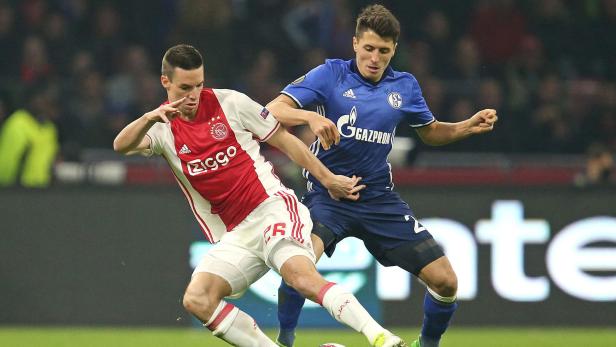 Schöpf (re.) muss sich mit Schalke steigern, um gegen Ajax eine Chance zu haben.