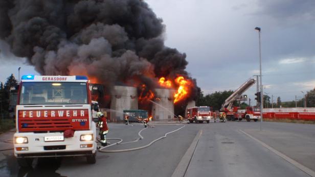 Gegen sechs Uhr Früh ging eine Lagerhalle in Flammen auf.