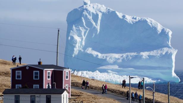 Menschen, die auf einen Eisberg schauen