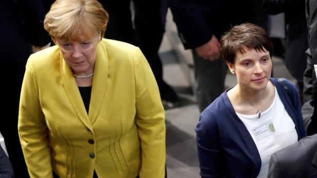 Ein seltenes Foto: Frauke Petry neben Angela Merkel