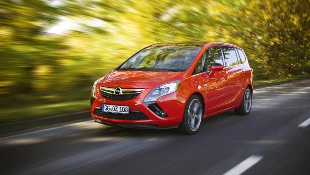Ein roter Opel Zafira fährt auf einer Landstraße.