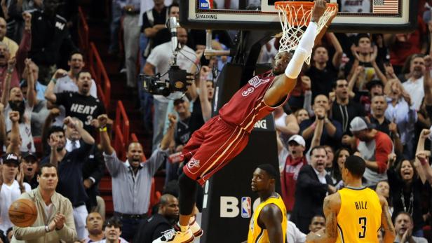 Dwyane Wade erzielt einen Dunk für die Miami Heat vor jubelnden Zuschauern.
