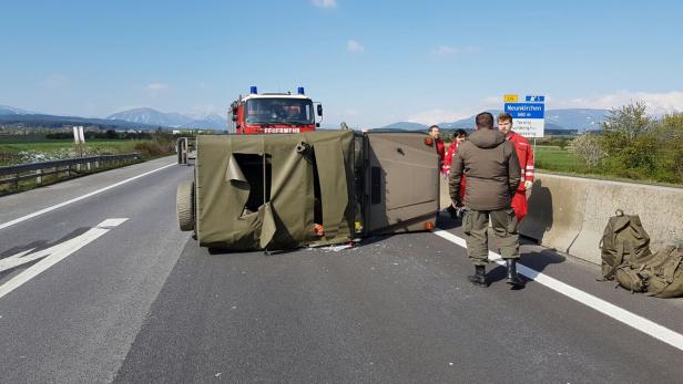 Das umgestürzte Heeresfahrzeug auf der S6