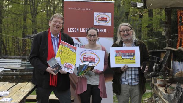 Verleger Horst Horvath mit Mitarbeiterin Silke Rois und Vereinsobmann Werner Schönolt
