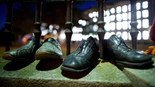 ABD0103_20150818 - TRAISKIRCHEN - ÖSTERREICH: Schuhe auf einer Mauer am Gelände der Erstaufnahmestelle Ost in Traiskirchen; fotografiert am Dienstag, 18. August 2015. - FOTO: APA/GEORG HOCHMUTH