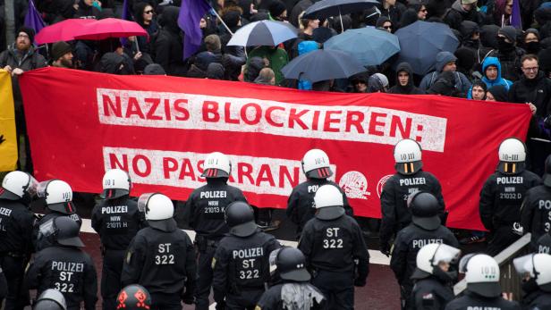 Polizisten und Demonstranten stehen sich vor Beginn des AfD-Bundesparteitags gegenüber.