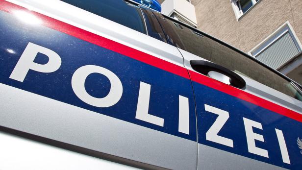 Die Aufschrift „Polizei“ auf einem Streifenwagen.