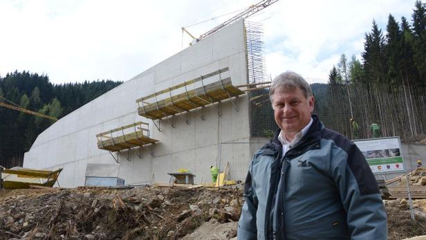 Bürgermeister Max Linder vor der im Bau befindlichen 250-Meter-Mauer