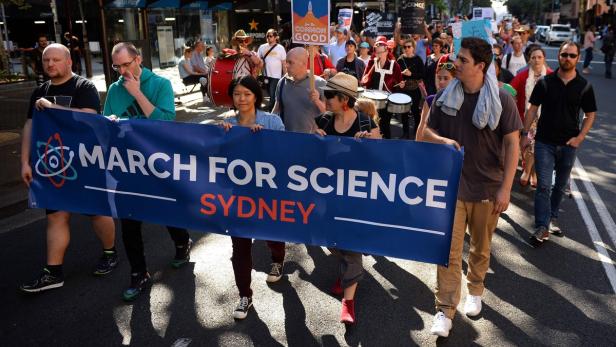 Mehr als 500 Kundgebungen wurden weltweit angemeldet. Tausende Menschen marschieren für die Wissenschaft.