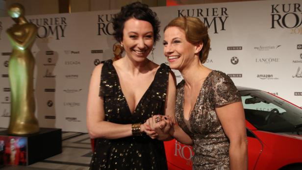 Die Schauspielerinnen und TV-Lieblinge Ursula Strauss und Kristina Sprenger hielten gleich am Red Carpet ein Schwätzchen miteinander.Romy 2017