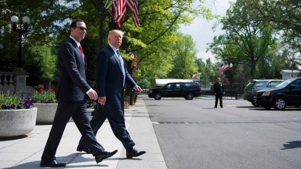 Mnuchin und Trump; nicht auf Abbey Road, sondern vor dem Finanzministerium