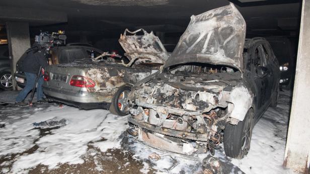Im Bild: Durch den Brand schwerbeschädigte Autos in der Tiefgarage