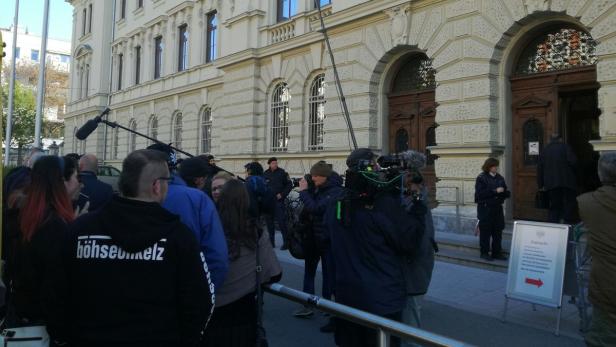 Viel Polizeipräsenz und großer Medienandrang vor dem Landesgericht Graz.