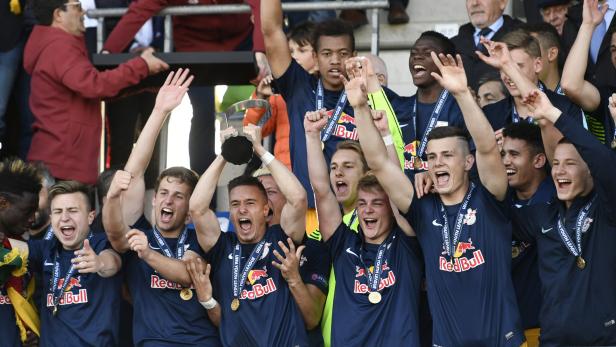 Triumph: Salzburg feiert den sensationellen Erfolg.