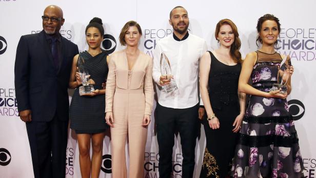 The cast of the ABC drama series &quot;Grey&#039;s Anatomy&quot; poses with their award for Favorite Network TV Drama during the 2015 People&#039;s Choice Awards in Los Angeles, California January 7, 2015. REUTERS/Danny Moloshok (UNITED STATES-Tags: ENTERTAINMENT)(PEOPLESCHOICE-BACKSTAGE)