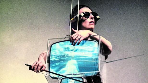 Charlotte Moorman mit TV Glasses von Nam June Paik führt sein TV Cello auf, New York, 1971