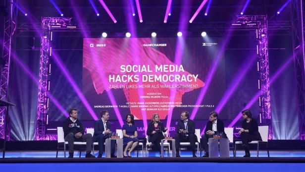 Welchen Einfluss haben die sozialen Medien auf die Demokratie? Diskussion mit Moderatorin Milborn (Mitte)
