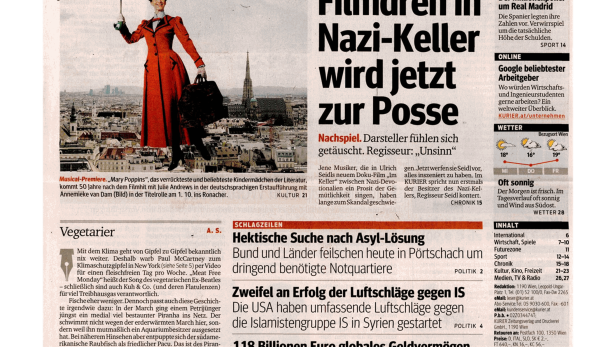 Eine als Mary Poppins verkleidete Frau steht vor der Wiener Skyline.