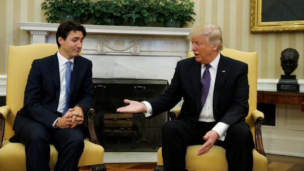 Kanadas Premier Trudeau (li.) im Februar bei Trump