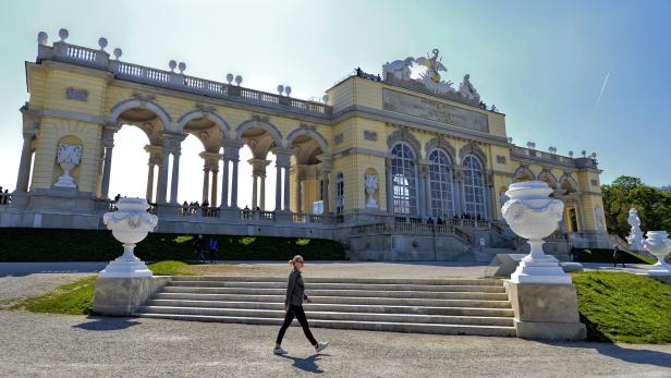 Die 1775 errichtete und generalsanierte Gloriette im Schlosspark Schönbrunn in Wien