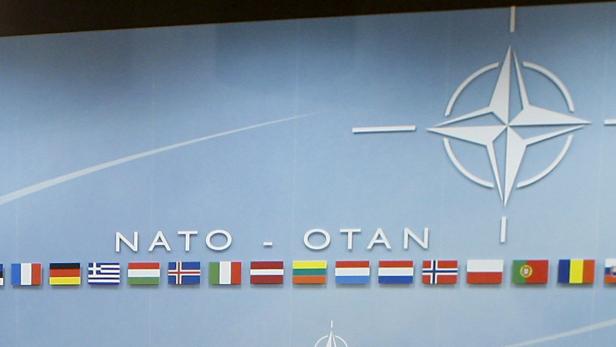 Das NATO-Logo mit den Flaggen der Mitgliedsstaaten.