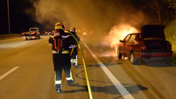 Auf der (A2 bei Wiener Neudorf ist am Mittwochabend ein Pkw in Brand geraten.