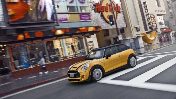 Ein gelber Mini Cooper fährt auf dem Hollywood Boulevard entlang.