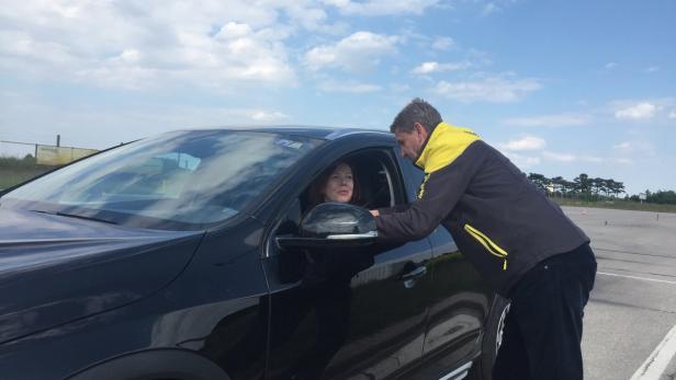 Fahrtechnik-Instruktor Andreas Pazourek gibt Anweisungen fürs Bremsmanöver