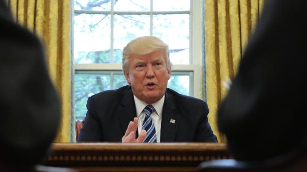 Donald Trump spricht in einem Büro, möglicherweise dem Oval Office.