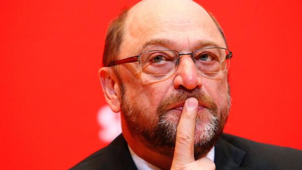 Martin Schulz hält einen Finger vor den Mund.