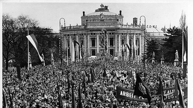 Menschenmenge vor dem Burgtheater: 1958