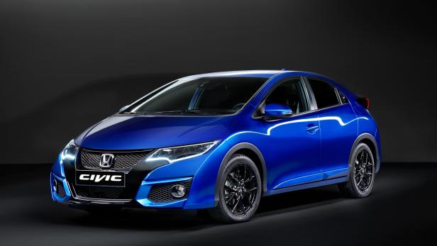 Ein blauer Honda Civic vor einem dunklen Hintergrund.