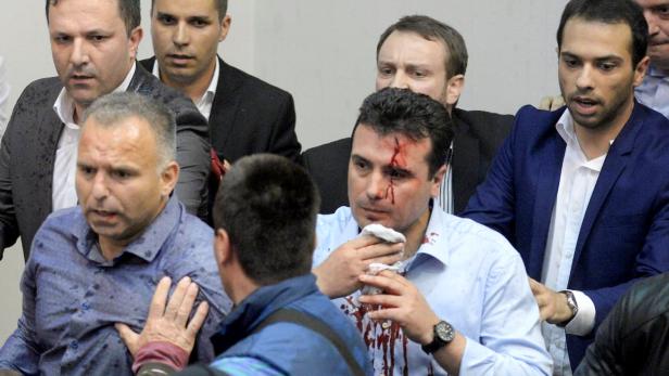 Der Chef der Sozialdemokraten Zoran Zaev während der Prügelorgie