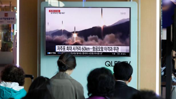 Am Bahnhof in Seoul hört man vom Raketentest.