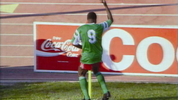 BILD zu OTS - Anlässlich der Fußball-Weltmeisterschaft in Südafrika wartet Coca-Cola mit einem der umfangreichsten und emotionalsten Programme in der Unternehmensgeschichte auf. Mit Roger Milla steht eine echte Legende im Mittelpunkt der Kampagne, der TV-Spot zur Fußball-WM startet in Kalenderwoche 16!