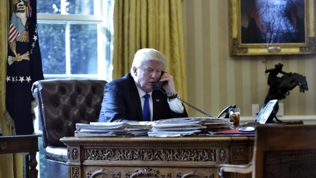 Donald Trump telefoniert mit Vladimir Putin.