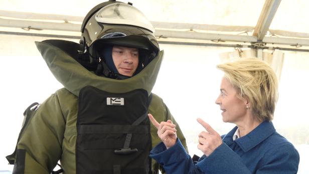 Feuer am Dach: Ministerin von der Leyen – im Bild mit einem Minenentschärfer-Taucher der Bundeswehr – sagt eine lange geplante US-Reise ab