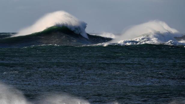 Wellen an der portugisischen Atlantikküste (Symbolbild)