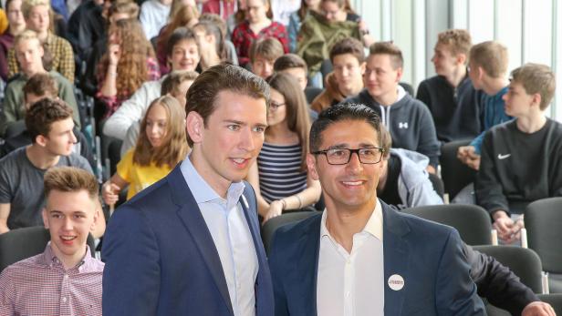 Sebastian Kurz mit Integrationsbotschafter Dönmez vor Schülern