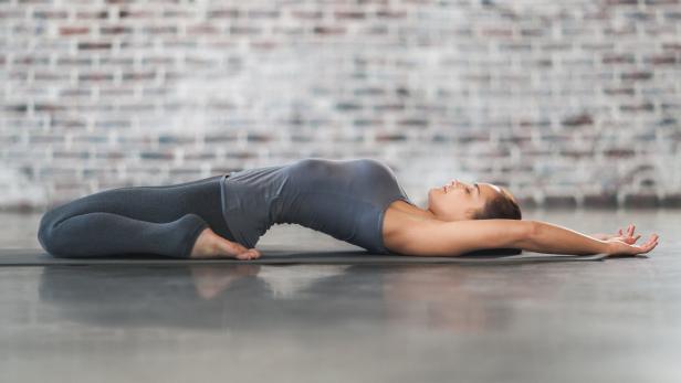 Yoga lindert Regelschmerzen, besagt eine Vielzahl von Studien.