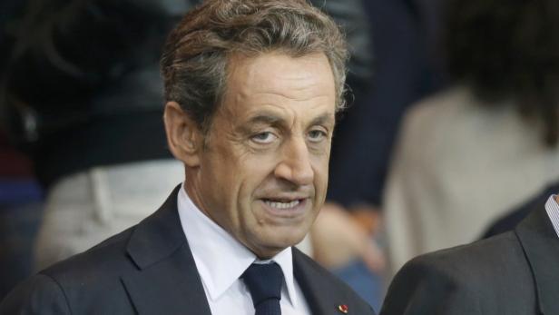 Ein Porträt von Nicolas Sarkozy in einem dunklen Anzug.