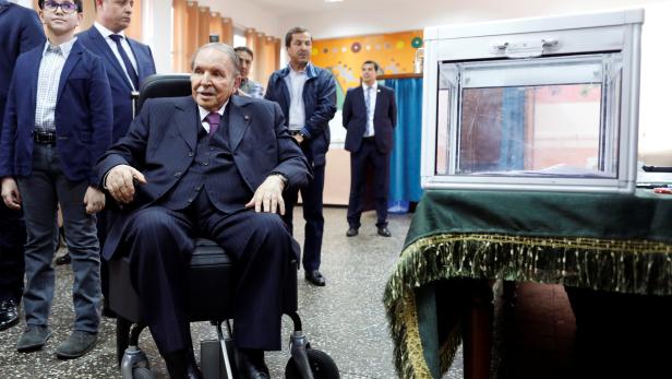 Greiser Präsident Abdelaziz Bouteflika bei der Stimmabgabe