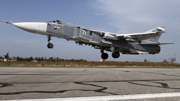 Eine russische Suchoi Su-24 landet auf einer Luftwaffenbasis in Syrien