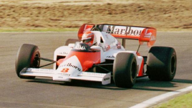 Ein McLaren-Formel-1-Rennwagen mit der Nummer 8 auf einer Rennstrecke.