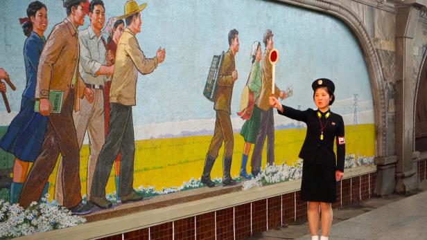 Nur wenige westliche Touristen bereisen Nordkorea (Bild: Polizistin in Pjöngjang).