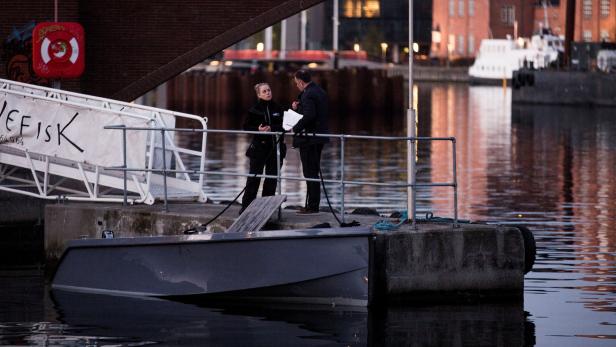 Polizei neben einem Boot, das in den Unfall involviert war