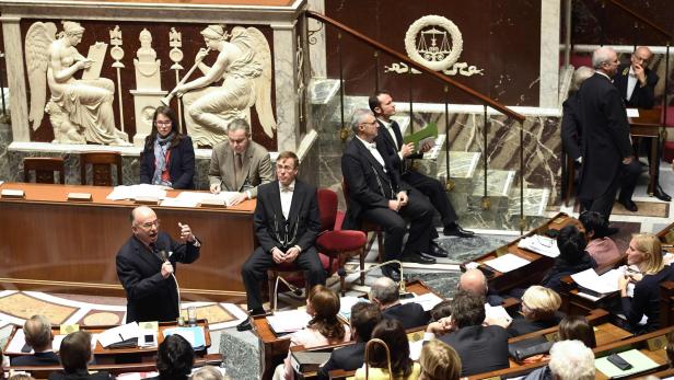 Assemblée Nationale: Premierminister Bernard Cazaneuve (Mitte) wird in den nächsten Tagen den Rücktritt seiner Regierung bekannt geben.