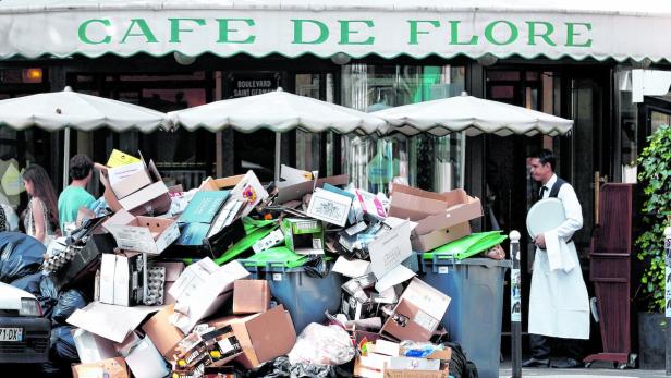 Müllberge auf den Trottoirs. Die Streiks sind noch nicht zu Ende, aber die Fußball-Euphorie wird sie in den Hintergrund drängen, hofft Präsident Hollande